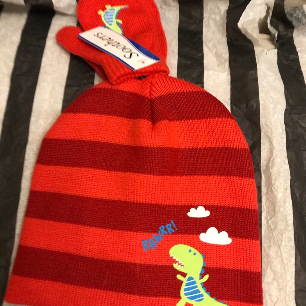 Soothers hat and mittens set